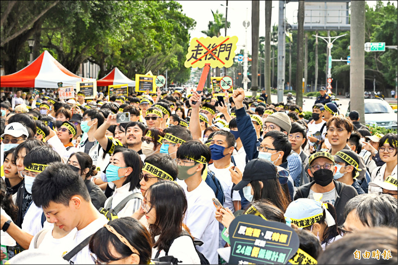 本土牙醫昨上街遊行，提出撤回牙科偏鄉計畫等三大訴求。（記者陳逸寬攝）