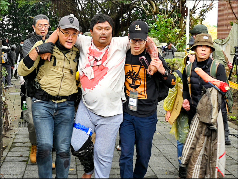 立法院國民黨團提出「民防法修正草案」，本土社團昨發表聯合聲明譴責葉元之閹割台灣自衛能力。圖為黑熊學院進行戶外大型演訓。（資料照）