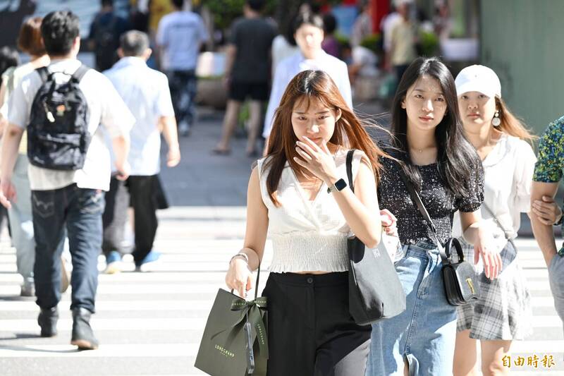 今天白天起為短暫空檔，台灣各地皆是晴時多雲的天氣，氣溫回升，白天微熱、早晚涼。（資料照）