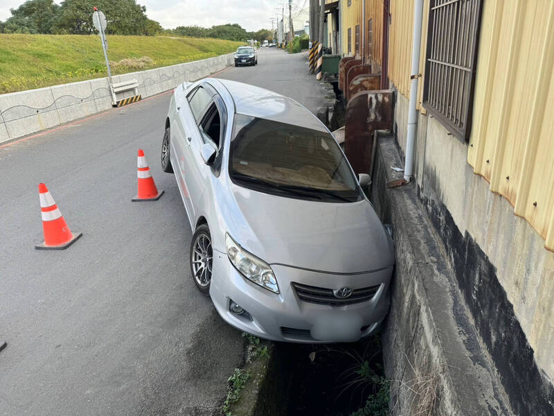 這一撞造成右側車頭擦損，左側車頭凹陷。（民眾提供）（記者許國楨攝）