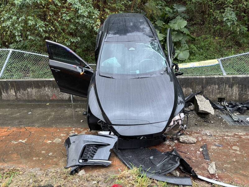 男子酒駕逆向撞路邊停車格，翻滾後車頭全毀。（民眾提供）<h4>☆飲酒過量  有害健康  禁止酒駕☆</h4>