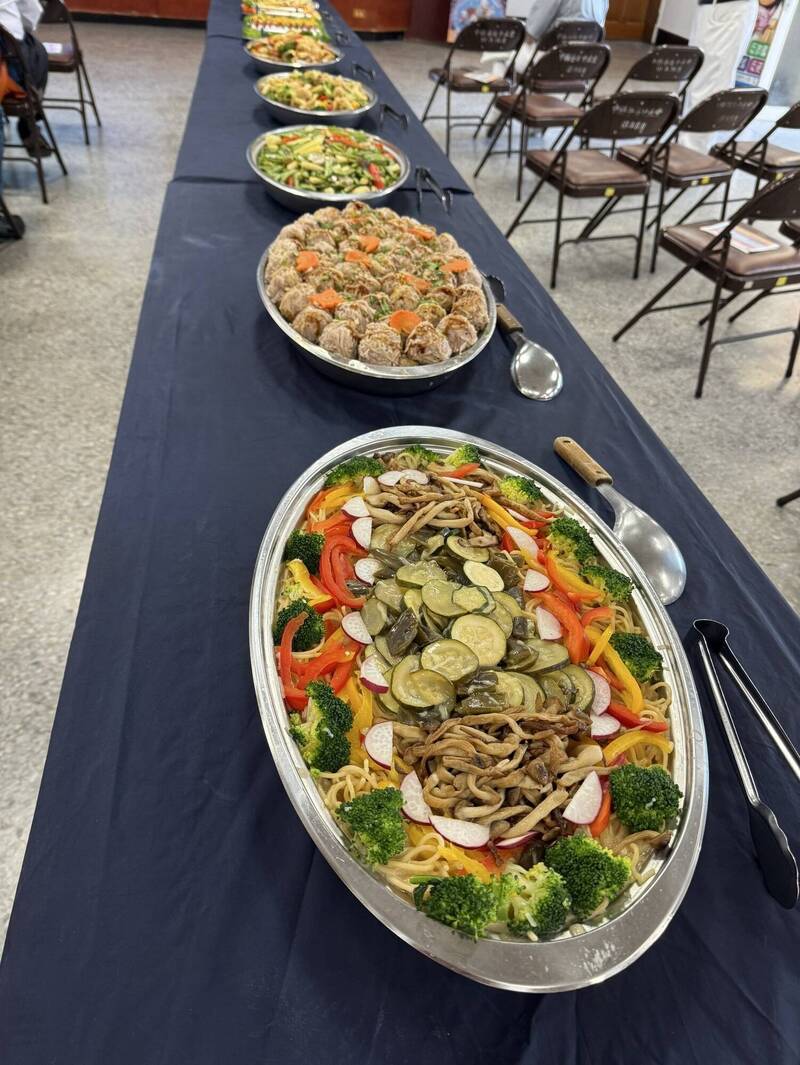 慈濟中區慈警會準備美味豐盛的素食饗宴，慰勞員警的辛勞付出。（民眾提供）