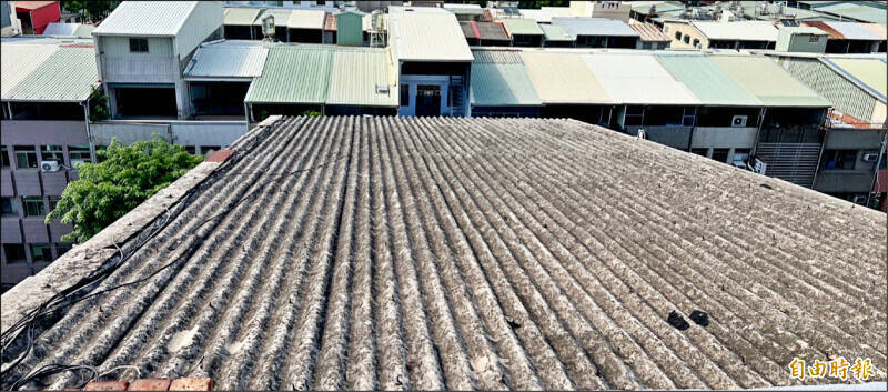 石綿對人體健康有危害，環境部補助移除費用。（資料照）