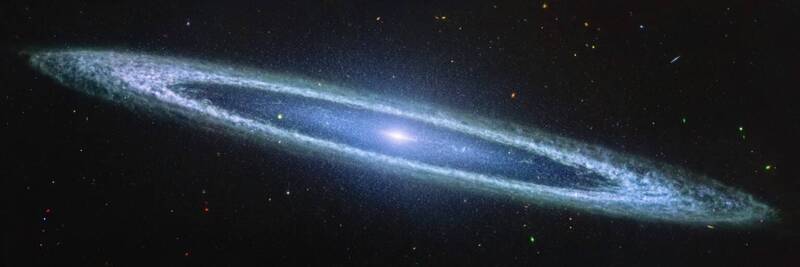 韋伯太空望遠鏡以中紅外線儀器拍攝的草帽星系（Sombrero Galaxy），呈現光滑的內盤。（取自NASA專頁）