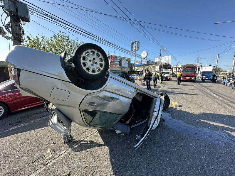 台1線花壇路段今天發生嚴重車禍，共有9輛小型車、1輛機車受到撞擊，其中1輛轎車當場翻覆。 （警方提供）