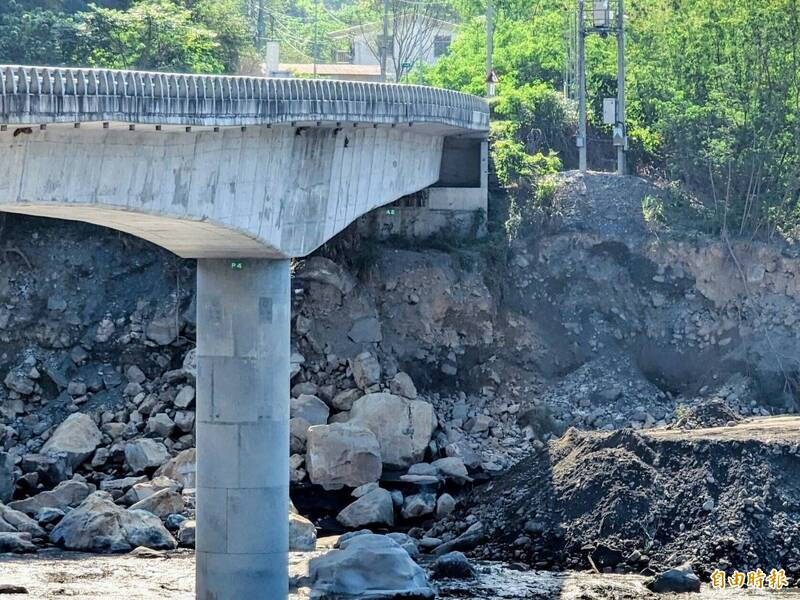 南投新中橫公路龍神橋護岸，民眾反映河岸護坡遭濁水溪沖刷崩坍，恐危及橋梁安全與河川監控設施（圖右水泥桿）。（記者劉濱銓攝）