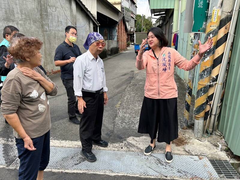 南投名間鄉新街社區，常有車輛為轉入台3線不惜在巷弄搶快，南投縣議員沈夙崢進行會勘，並將設置反射鏡降低車禍發生。（南投縣議員沈夙崢提供）