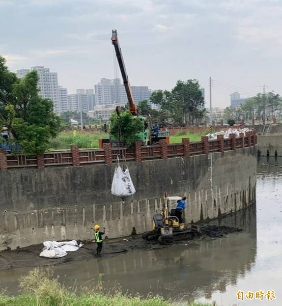 高雄今年清淤預算增達2.6億，清淤量與長度均創新高。（記者陳文嬋攝）