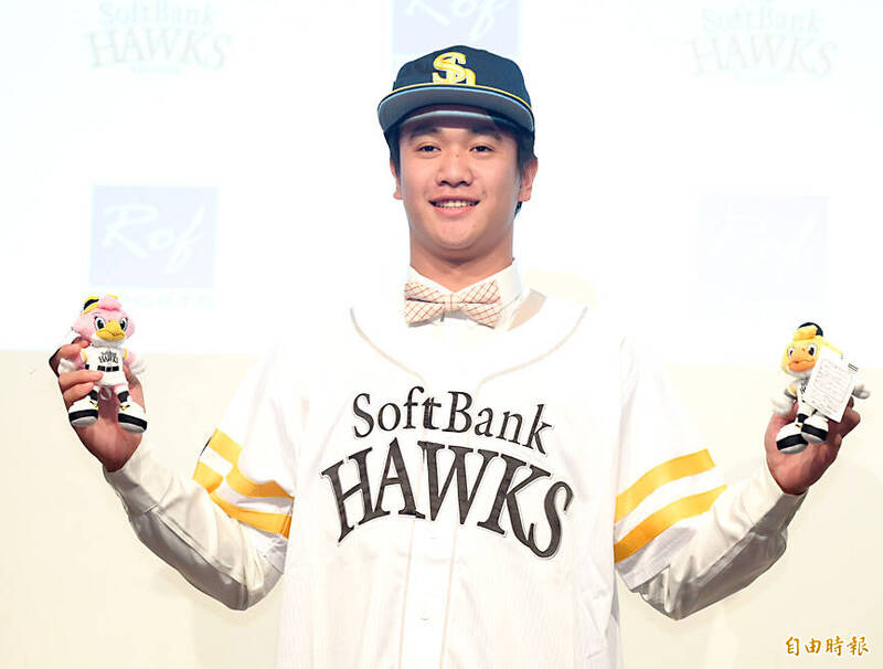 
Taiwanese baseball player Zhang Jun-wei, who joined Japan’s Fukuoka Softbank Hawks, poses for photographs at a news conference in Taipei on Monday.
Photo: Wang Yi-sung, Taipei Times