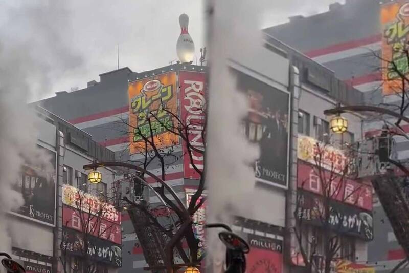 日本北海道札幌市鬧區今日下午，傳出有1棟6層樓高建築發生爆炸聲響，隨後竄起火苗，現場持續冒出濃煙。（圖擷取自@Monkey_GOD_tk 社群平台「X」，本報合成）