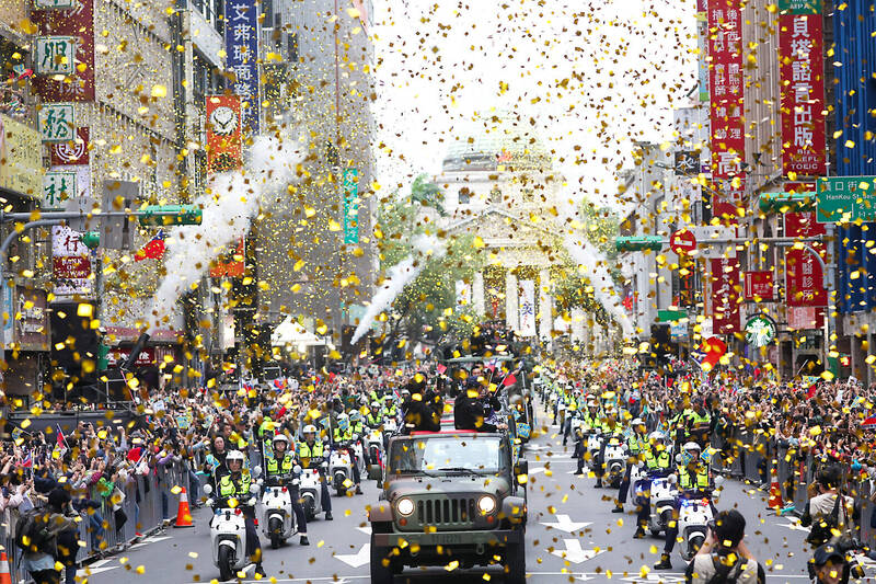 
Taiwan’s national men’s baseball team parades through the streets of Taipei yesterday to celebrate their victory on Sunday in the WBSC Premier12 championship. 
Photo: CNA