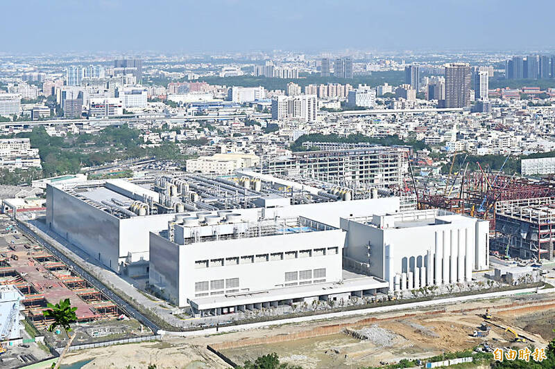 
Taiwan Semiconductor Manufacturing Co’s 2-nanometer fab in Kaohsiung is pictured yesterday.
Photo: Lee Hui-chou, Taipei Times