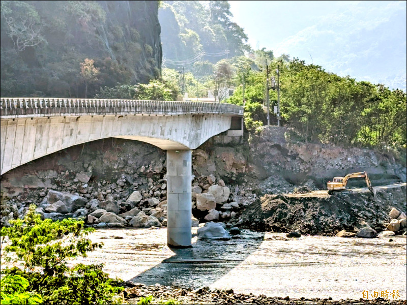 今年颱風頻仍，南投省道新中橫公路龍神橋護岸遭濁水溪沖刷崩坍，當地民眾擔心危及橋梁安全。（記者劉濱銓攝）