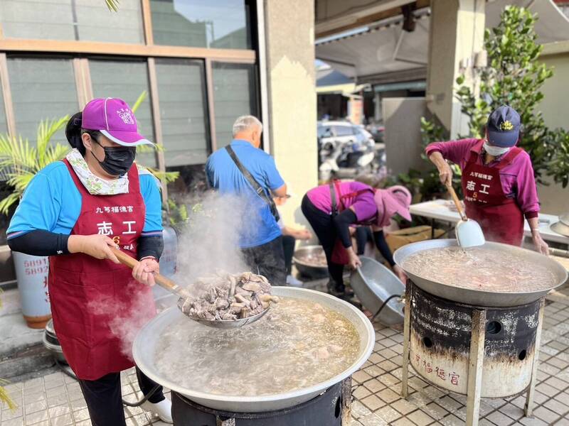 雲林林內一家中藥行與豆皮廠、菜農、菜攤今天提供薑母鴨讓鄉親免費品嘗，慶祝台灣隊奪冠。（民眾提供）