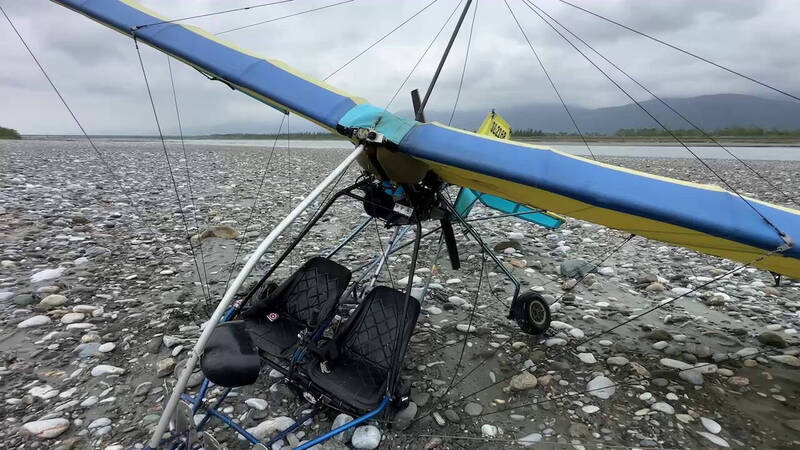 花蓮縣今發生一起輕航機疑似機件故障，所幸駕駛教練緊急應變，透過機翼的滑翔能力，迫降在壽豐鄉花蓮溪河床上，教練及乘客都沒有受傷。（民眾提供）