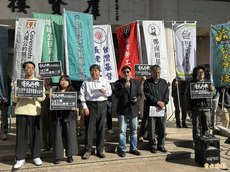 經民連、台灣公民陣線等民團今日召開記者會號召，青鳥明晚重返立法院外集結，並宣布將邀請聯電創辦人曹興誠、法界人士，串連全台逾20個公民團體上街。（記者林哲遠攝）