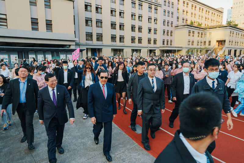 前總統馬英九下午陪同中生團參訪台北市立中山女中，受到師生熱情歡迎。（馬英九基金會提供）