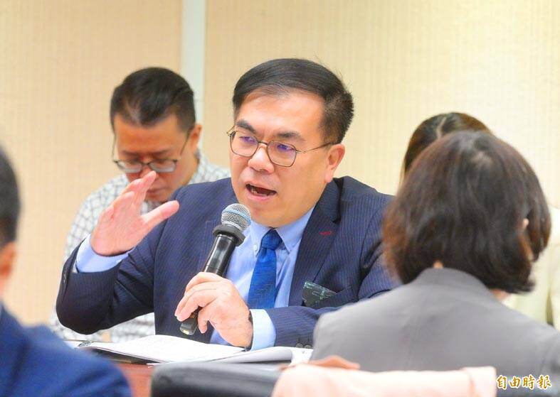 Minister of Environment Peng Chi-ming speaks at the Legislative Yuan in Taipei yesterday.
Photo: Wang Yi-song, Taipei Times