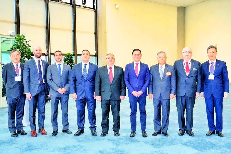 
Paraguayan Minister of Foreign Affairs Ruben Ramirez Lezcano, fourth right, and Deputy Minister of Foreign Affairs Tien Chung-kwang, third right, pose for a photograph alongside other officials at Taiwan Taoyuan International Airport yesterday.
Photo courtesy of the Ministry of Foreign Affairs