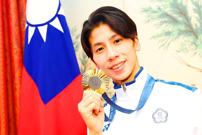 Taiwanese boxer Lin Yu-ting on Aug. 11 holds the gold medal for winning the women’s 57kg division at the Paris Olympics.
Photo: CNA