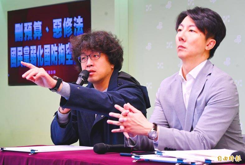 
Democratic Progressive Party （DPP） Legislator Puma Shen, left, and spokesman Justin Wu speak at a news conference held at the DPP’s headquarters in Taipei yesterday.
Photo: Liu Hsin-de, Taipei Times