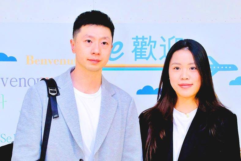 
Chinese Olympic gold medalists Ma Long, left, and Yang Qian pose for a photograph at Taiwan Taoyuan International Airport yesterday.
Photo: CNA