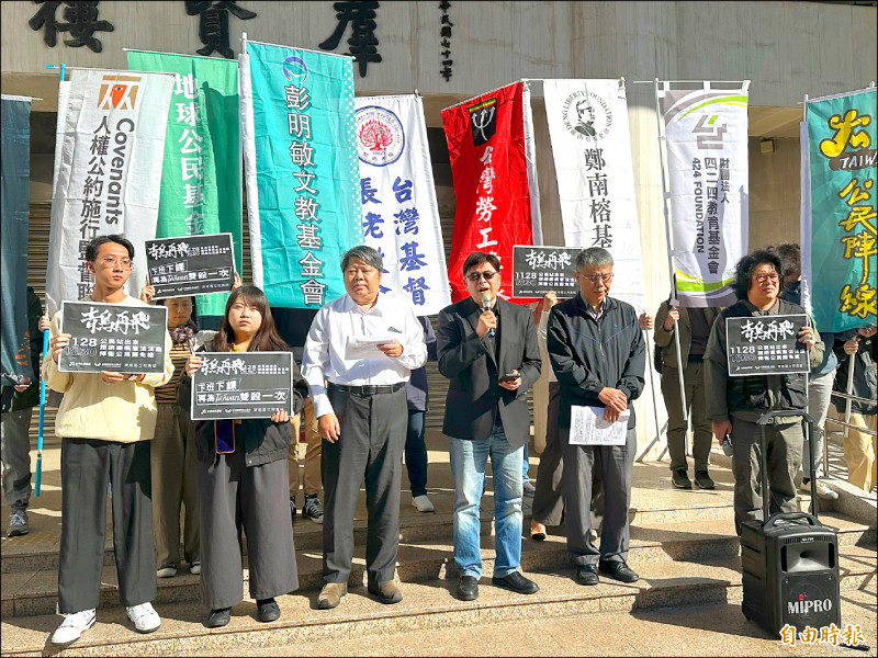 經民連、台灣公民陣線等民團昨召開記者會，號召「青鳥」今晚重返立法院外抗爭，雙殺國民黨力推的兩項修惡，現場將邀請聯電創辦人曹興誠、罷樑志工、法界人士演講。（記者林哲遠攝）