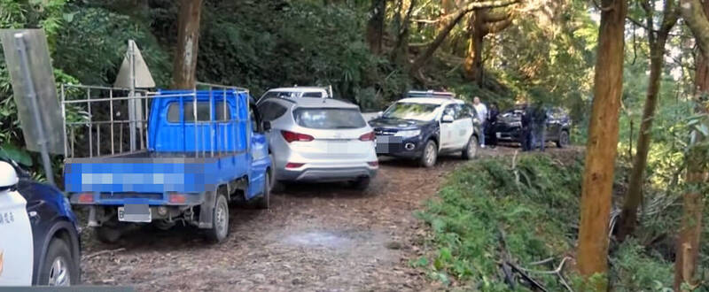 仁愛警方與萬豐部落族人準備從干卓萬山入山口進入，偵辦張姓巡山員頭部中彈身亡案。（民眾提供）