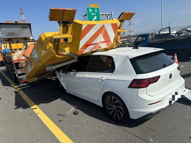 施姓男子驾驶自小客车，行经台74线乌日路段，疑似未注意车前状况直接撞上前方正在作业的缓撞车。（记者陈建志翻摄）