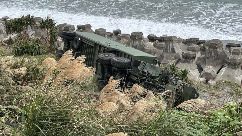 爱国者飞弹维修车翻落长滨海岸。（民众提供）