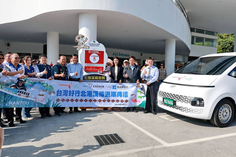 台灣好行北港溪線在草屯九九峰動物樂園舉行通車試乘儀式。（南投縣政府提供）