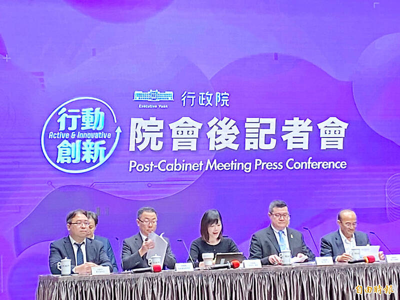 
Executive Yuan officials speak to reporters at a post-Cabinet meeting news conference in Taipei yesterday.
Photo: Chung Li-hua, Taipei Times