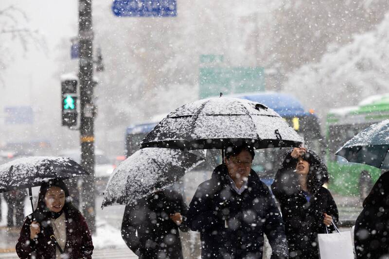 南韩首尔26日降下初雪，降雪量一夜超过200毫米，打破11月纪录，超过200次航班被迫延误或取消，大量离岛渡轮停航。（彭博）