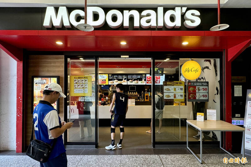 網友問說，麥當勞不再設有兒童遊樂區，也取消贈送玩具，然而為何現在小孩的速食首選仍是麥當勞？示意圖。（資料照）