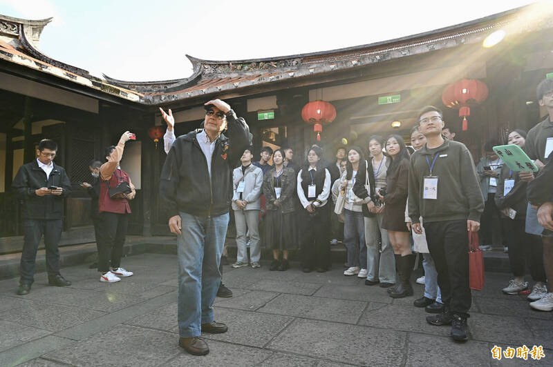 中國學生團參訪林安泰古厝、台北孔廟，前總統馬英九陪同。（記者塗建榮攝）