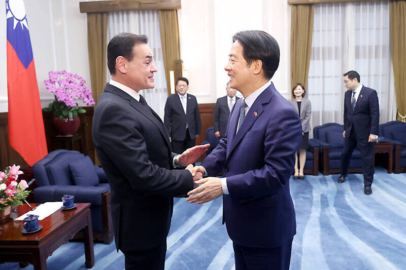 President William Lai, right, shakes hands with Paraguayan Minister of Foreign Affairs Ruben Ramirez Lezcano at the Presidential Office in Taipei yesterday.
Photo courtesy of the Presidential Office via CNA