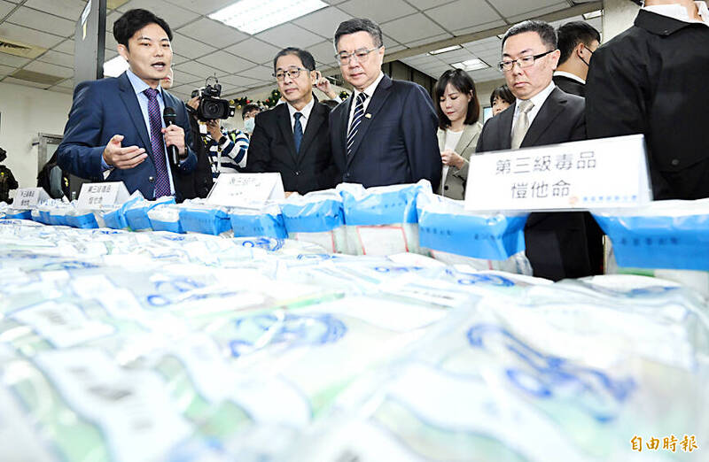 
Premier Cho Jung-tai, third left, and other officials observe the results of a national anti-drug operation over the past two months at an event in Taipei on Wednesday.
Photo: Liao Chen-huei, Taipei Times