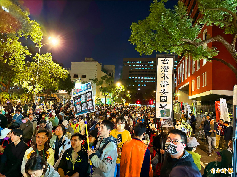 圖 飛回立院外 青鳥吶喊︰撤回兩惡法