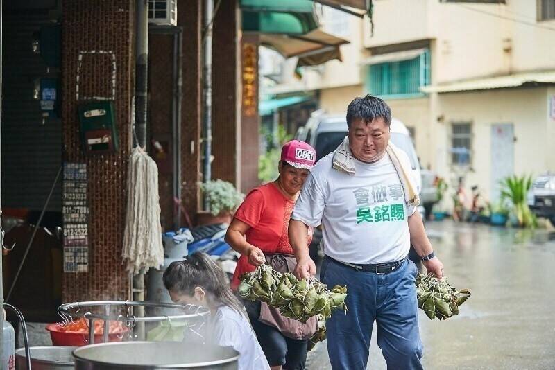 高市議員吳銘賜花錢做愛心被控買票，反告調查局求償360萬元。（記者黃佳琳翻攝）