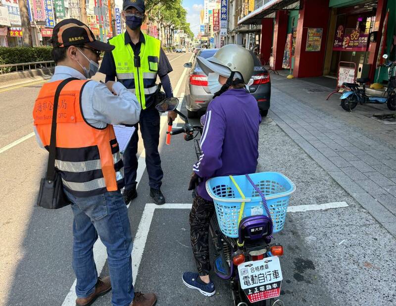 微型電動二輛車未掛牌明天開始取締。（屏東監理站提供）