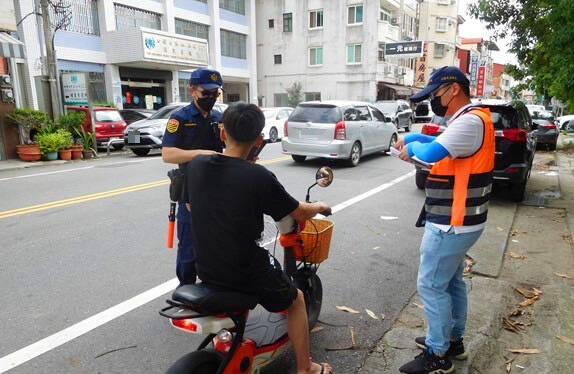 微型電動二輪車新制明日上路，警方和監理站稽查勸導，請民眾配合領牌並辦好強制險。（南投縣警方提供）