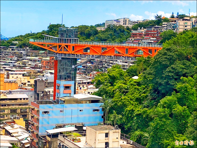 基隆塔以橋式起重機為造型，吸引民眾登高賞景，但半年發生二起墜落事故。（記者盧賢秀攝）