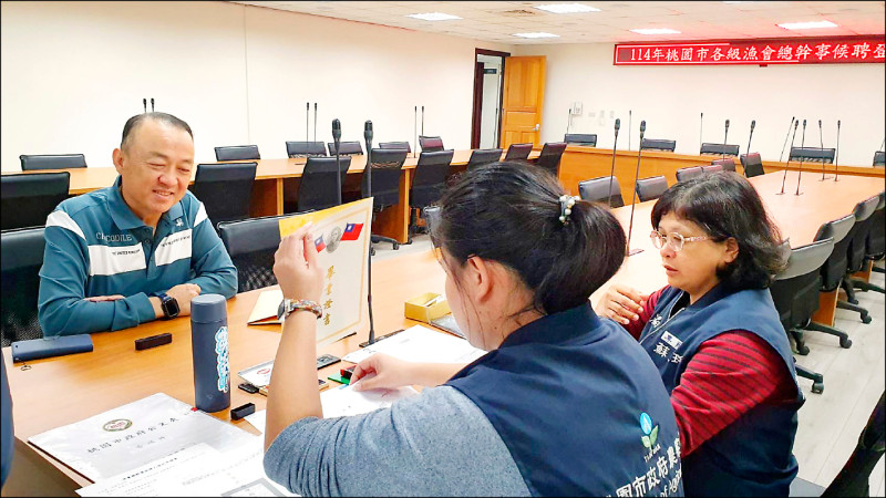 中壢區漁會現任總幹事黃德汶（左）廿五日即完成候聘登記。（農業局提供）