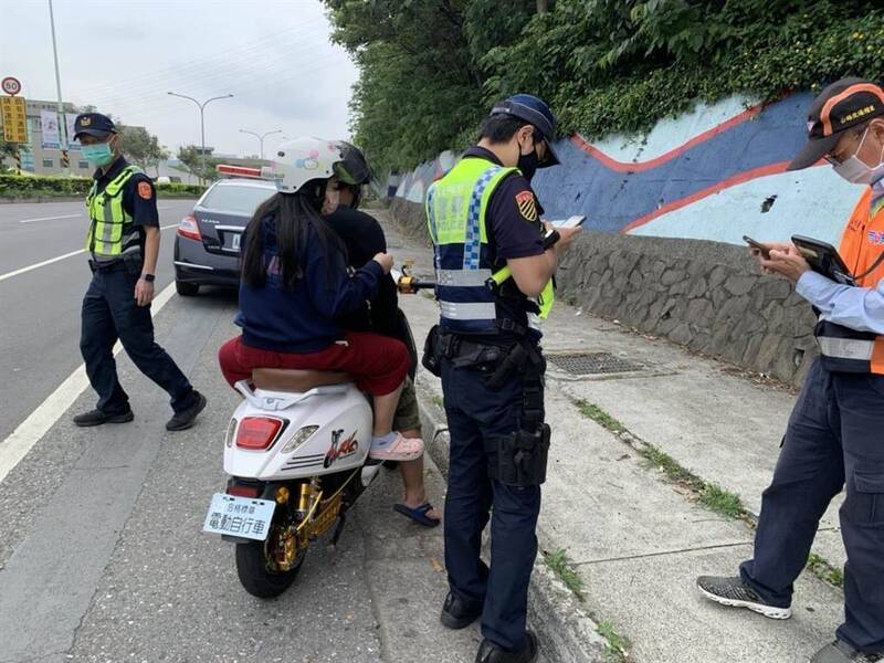 微型電動二輪車須掛牌並投保強制汽車責任保險，才能上路。（警方提供）