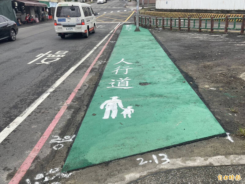 新北市政府將林口區竹林路旁雜物排除，並增設標線型人行道。（記者羅國嘉攝）