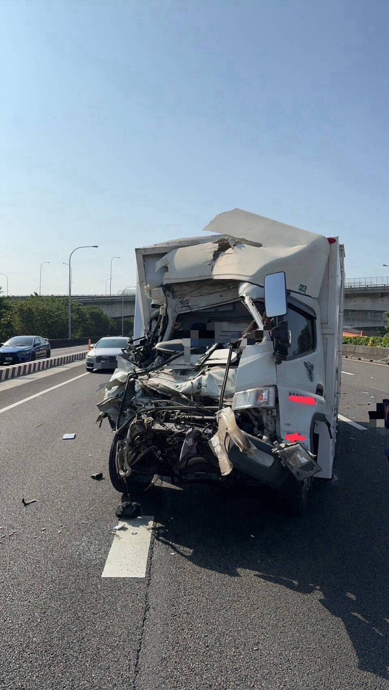 國道埔鹽系統交流道附近發生重大車禍，2人命危送醫。（警方提供）