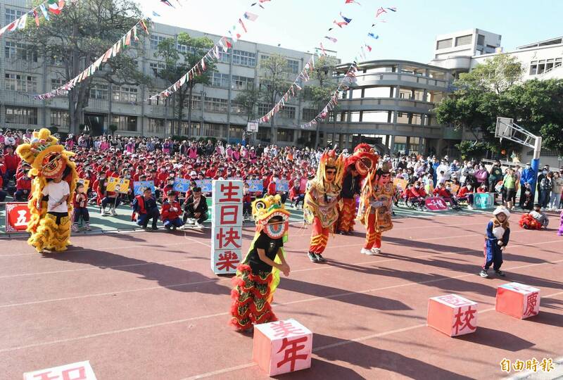 和美國小125年校慶，學生們表演舞獅步伐穩健，充滿力量但又不失柔美。（記者湯世名攝）