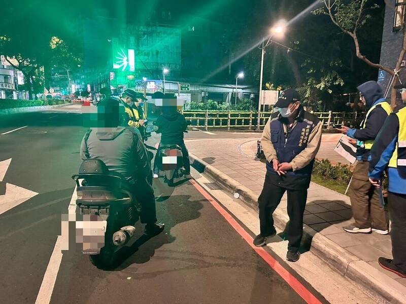 昨日晚間中和分局警方執行跨機關「環警聯合稽查」靜音專案勤務。（記者鄭景議翻攝）