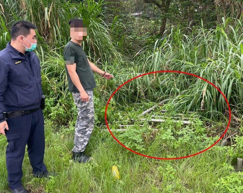 竊嫌黃男將割下的不鏽鋼護欄藏在草叢中。（記者徐聖倫翻攝）