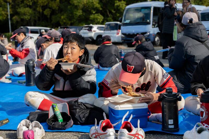 農業部赴日本宣傳台灣農產品與食農教育，當地少棒選手吃著「台灣排骨便當」大讚：「這是我吃過最特別的豬排！」 （農業部提供）